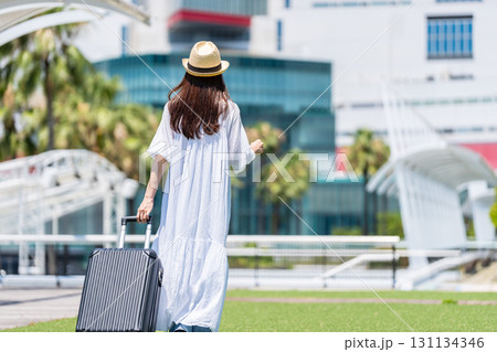 旅行に出かける若い女性 131134346