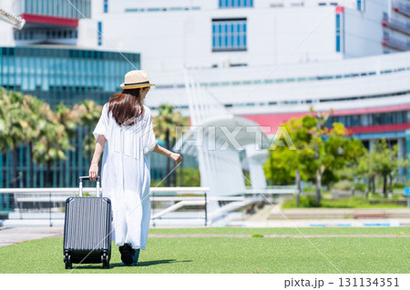 旅行に出かける若い女性 旅行に出かける若い女性 131134351
