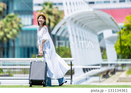 旅行に出かける若い女性 旅行に出かける若い女性 131134361