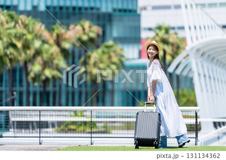 旅行に出かける若い女性 旅行に出かける若い女性 131134362