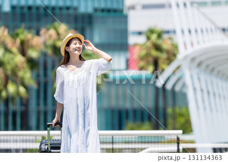 旅行する若い女性 131134363