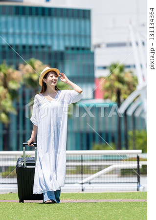 旅行に出かける若い女性 131134364