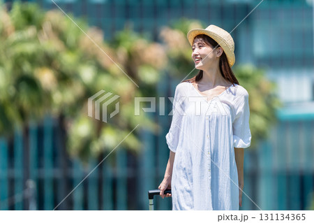 旅行する若い女性 旅行する若い女性 131134365