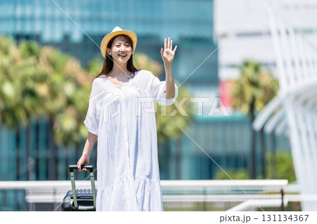 旅行に出かける若い女性 131134367