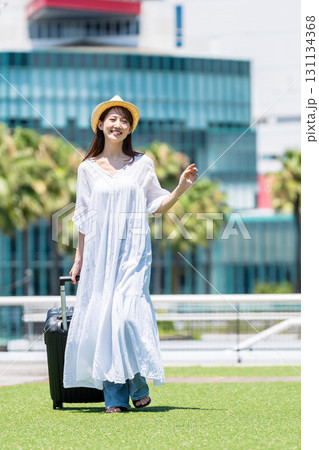 旅行に出かける若い女性 旅行に出かける若い女性 131134368
