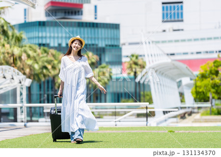 旅行に出かける若い女性 旅行に出かける若い女性 131134370
