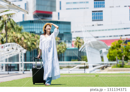 旅行に出かける若い女性 旅行に出かける若い女性 131134371