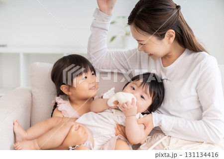 お母さんと女の子と赤ちゃん 131134416