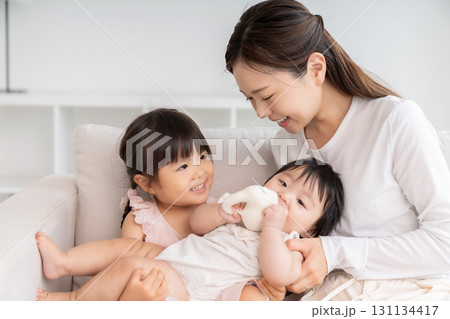 お母さんと女の子と赤ちゃん 131134417