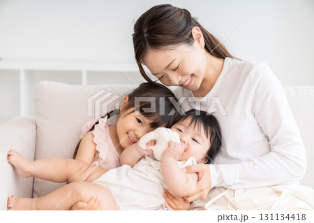 お母さんと女の子と赤ちゃん 131134418