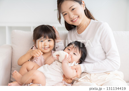 お母さんと女の子と赤ちゃん 131134419