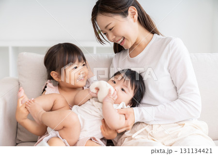 お母さんと女の子と赤ちゃん 131134421