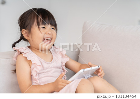 3歳の女の子　タブレット 131134454
