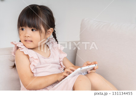 3歳の女の子　タブレット 131134455