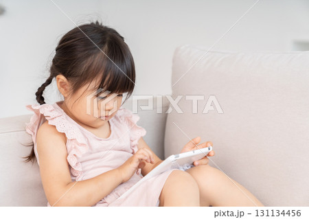 3歳の女の子　タブレット 131134456