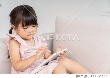 3歳の女の子　タブレット 131134457