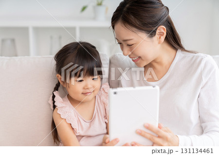 おかあさんと3歳の女の子 タブレット おかあさんと3歳の女の子 タブレット 131134461