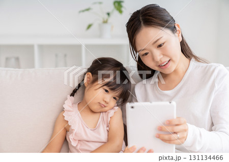 おかあさんと3歳の女の子 タブレット おかあさんと3歳の女の子 タブレット 131134466