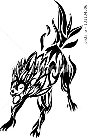 攻撃する狼のトライバルアートタトゥー風ワンポイントマークイラスト 131134606