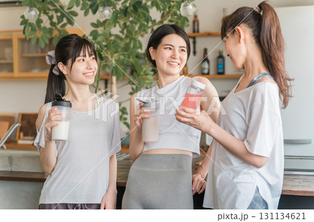 運動後にプロテインを飲む運動時にプロテイン・EAAを飲むトレーニング仲間の女性仲間の女性 131134621