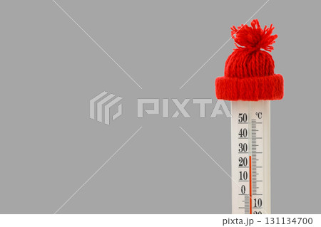 Thermometer shows low temperatures while wearing a warm hat 131134700