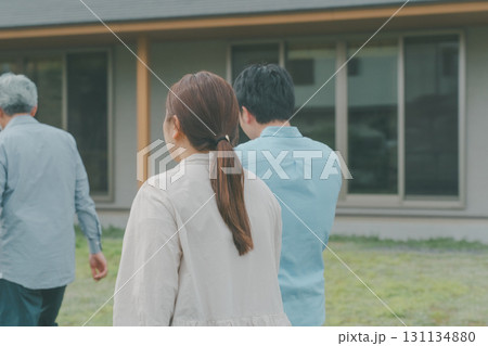 高齢父と息子夫婦 131134880