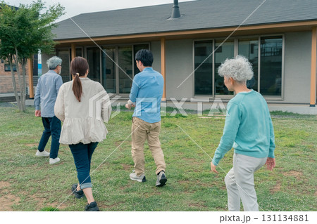 高齢夫婦と息子夫婦 高齢夫婦と息子夫婦 131134881