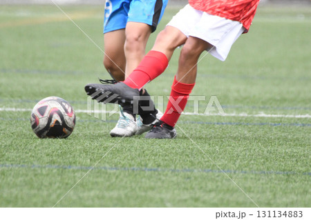 ボールを蹴るサッカー選手 ボールを蹴るサッカー選手 131134883