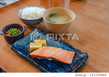 和朝食 焼き鮭と卵焼き 和朝食 焼き鮭と卵焼き 131134889