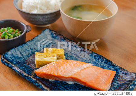 和朝食 焼き鮭と卵焼き 131134893