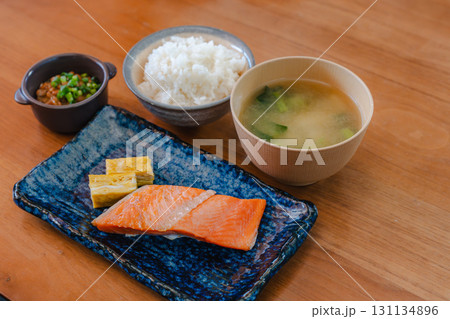 和朝食 焼き鮭と卵焼き 和朝食 焼き鮭と卵焼き 131134896