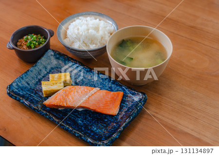 和朝食 焼き鮭と卵焼き 和朝食 焼き鮭と卵焼き 131134897