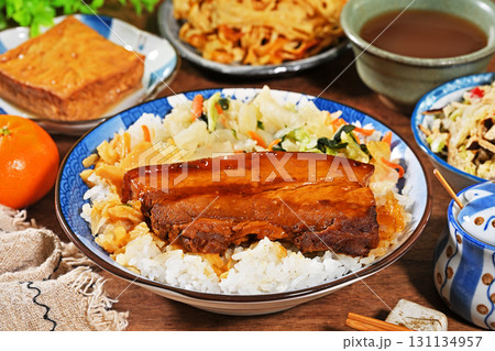 Braised pork belly rice 131134957