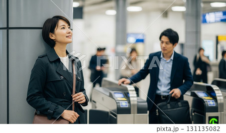 改札口で彼を待ち構える若い女性　待ち合わせ 131135082