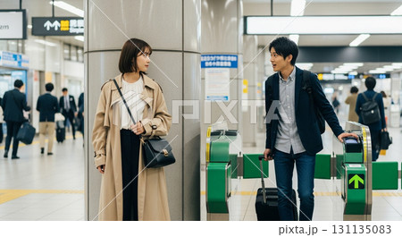 改札口で彼を待ち構える若い女性　待ち合わせ 131135083