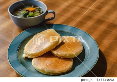パンケーキとスープの朝食 131135098