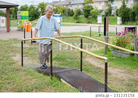 公園で運動するシニア男性 131135158