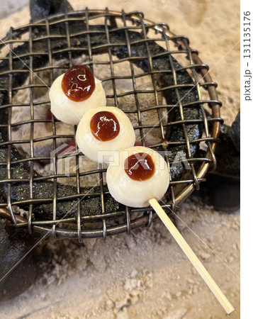 囲炉裏で焼くお団子 囲炉裏で焼くお団子 131135176