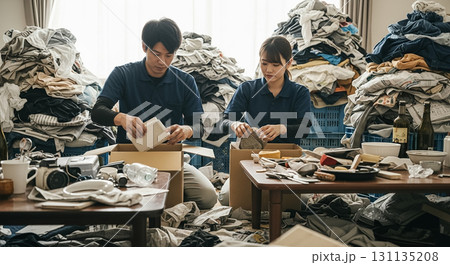 ゴミ屋敷を片付けている男女二人の作業員　遺品整理業者 131135208