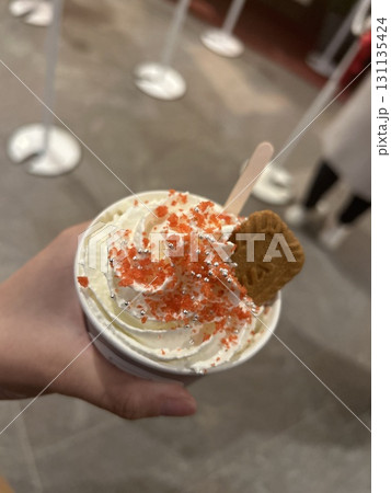 クリスマスマーケットのホットドリンク 131135424