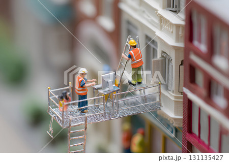 高所作業をする作業員(ジオラマ) 高所作業をする作業員(ジオラマ) 131135427