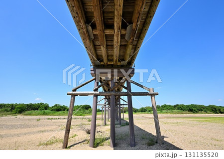 京都　上津屋橋（こうづやばし）　撮影で有名な「流れ橋」 131135520
