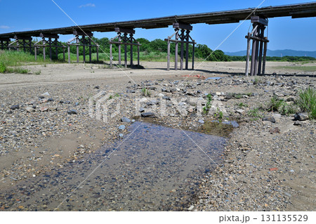 京都　上津屋橋（こうづやばし）　撮影で有名な「流れ橋」 131135529