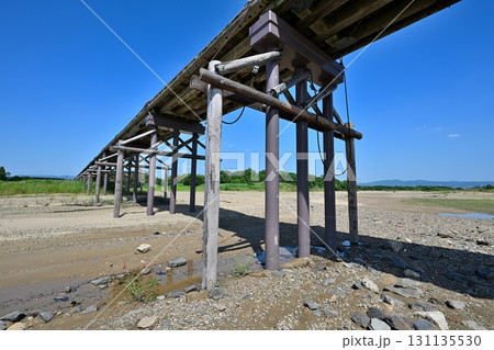 京都 上津屋橋(こうづやばし) 撮影で有名な「流れ橋」 京都 上津屋橋(こうづやばし) 撮影で有名な「流れ橋」 131135530