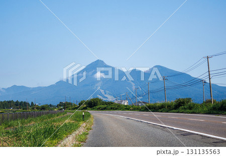 爽やかな夏空に綺麗にそびえる磐梯山 爽やかな夏空に綺麗にそびえる磐梯山 131135563