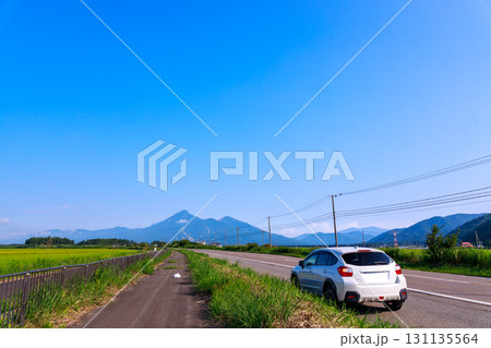 爽やかな夏空に綺麗にそびえる磐梯山 131135564