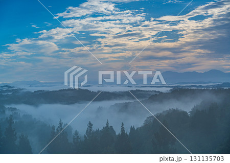 【新潟県】朝霧が発生した秋の星峠の棚田 131135703