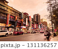 台北の大通り沿い_看板が並ぶ都会の夕暮れ 131136257