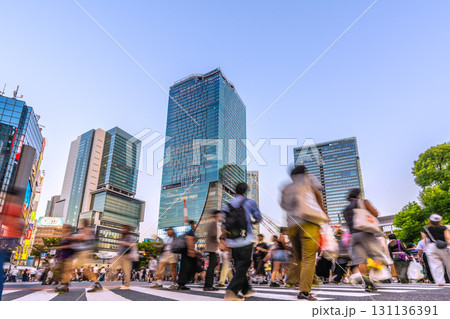 日本の東京都市景観9月17日。外国人観光客らで賑わう渋谷スクランブル交差点 131136391