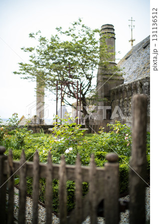 緑に囲まれた石造りの煙突 131136512